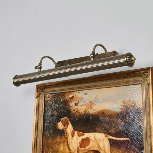 Lindby Joely Wandleuchte in Bronze, 4-flammig, über einem Gemälde. Retro Wandlampe für Innen.
