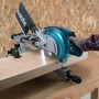 Makita LS0815FLN Kapp- und Gehrungssäge in Aktion beim Holzzuschnitt.