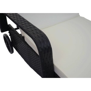 Detailansicht der anthrazitfarbenen Poly-Rattan Sonnenliege Cesena mit beigen Kissen und Rädern.