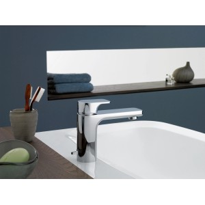 Villeroy & Boch Cult Waschtischarmatur in Chrom mit Ablaufgarnitur auf einem weißen Waschbecken.