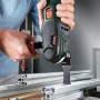 Bosch Boden-/Einbau-Set, 4-teilig im Einsatz mit Multifunktionswerkzeug beim Sägen.
