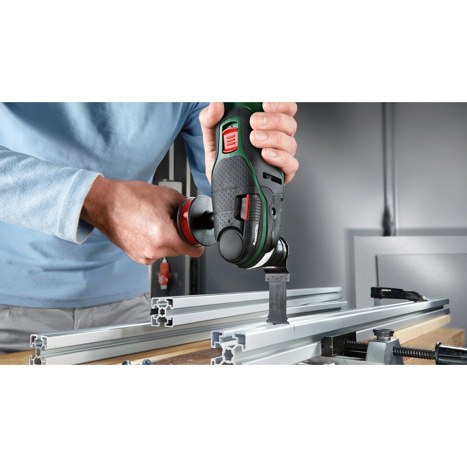 Bosch Boden-/Einbau-Set, 4-teilig im Einsatz mit Multifunktionswerkzeug beim Sägen.