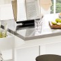 Detailansicht: Küchenwagen FKW41-ST mit Edelstahlplatte, Buch und Glas auf der Arbeitsfläche.