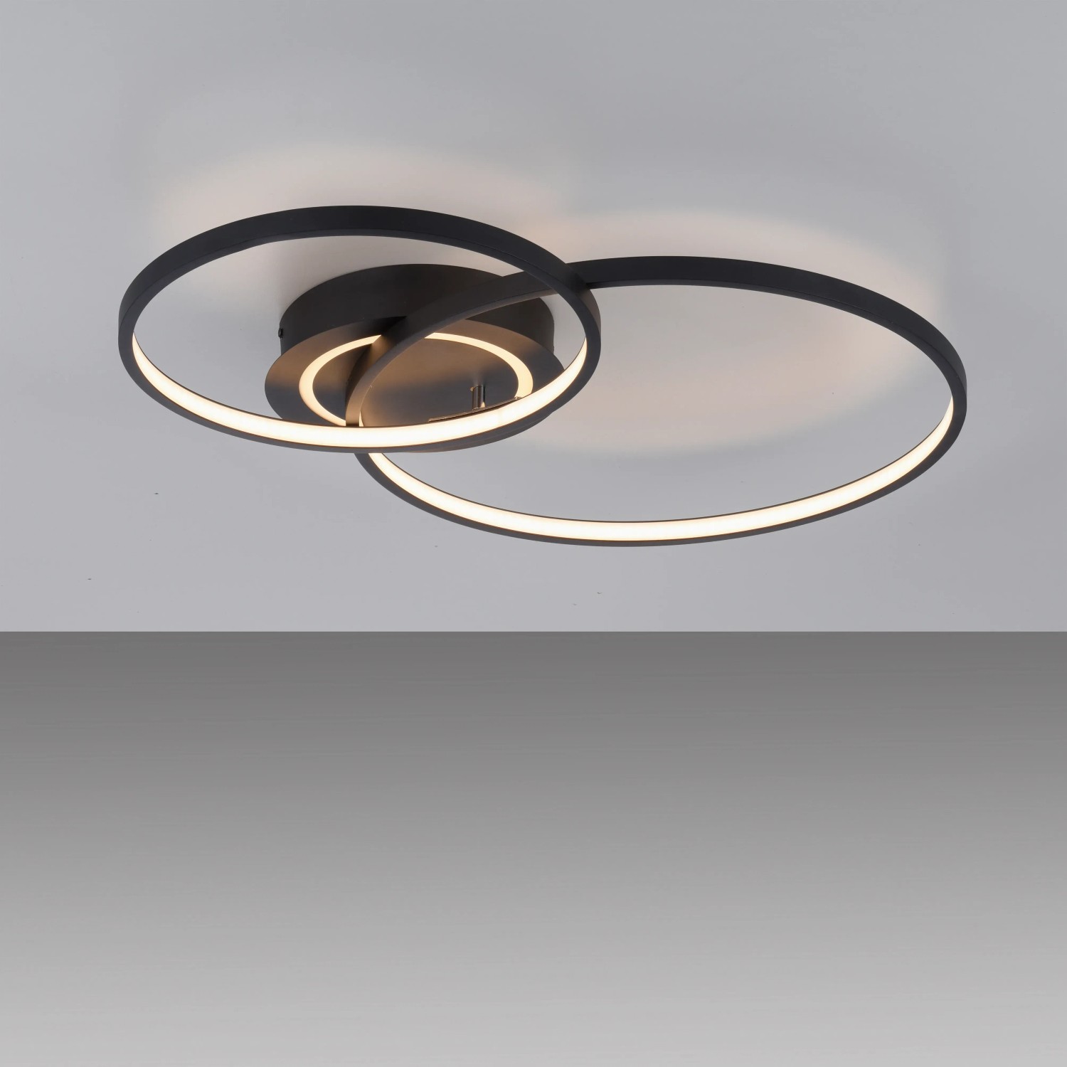 Moderne LED-Deckenleuchte Asmina in Schwarz, 69x55 cm, mit drehbarem Ring für individuelle Formgebung.
