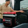 Einhell Akku-Kühlbox TE-COL 18/27 Li-Solo im Auto, mit Zubehör-Tasche und Tragegurt.
