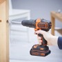 Black+Decker Akku-Schlagbohrschrauber BDCHD18KB beim Bohren in Holz.