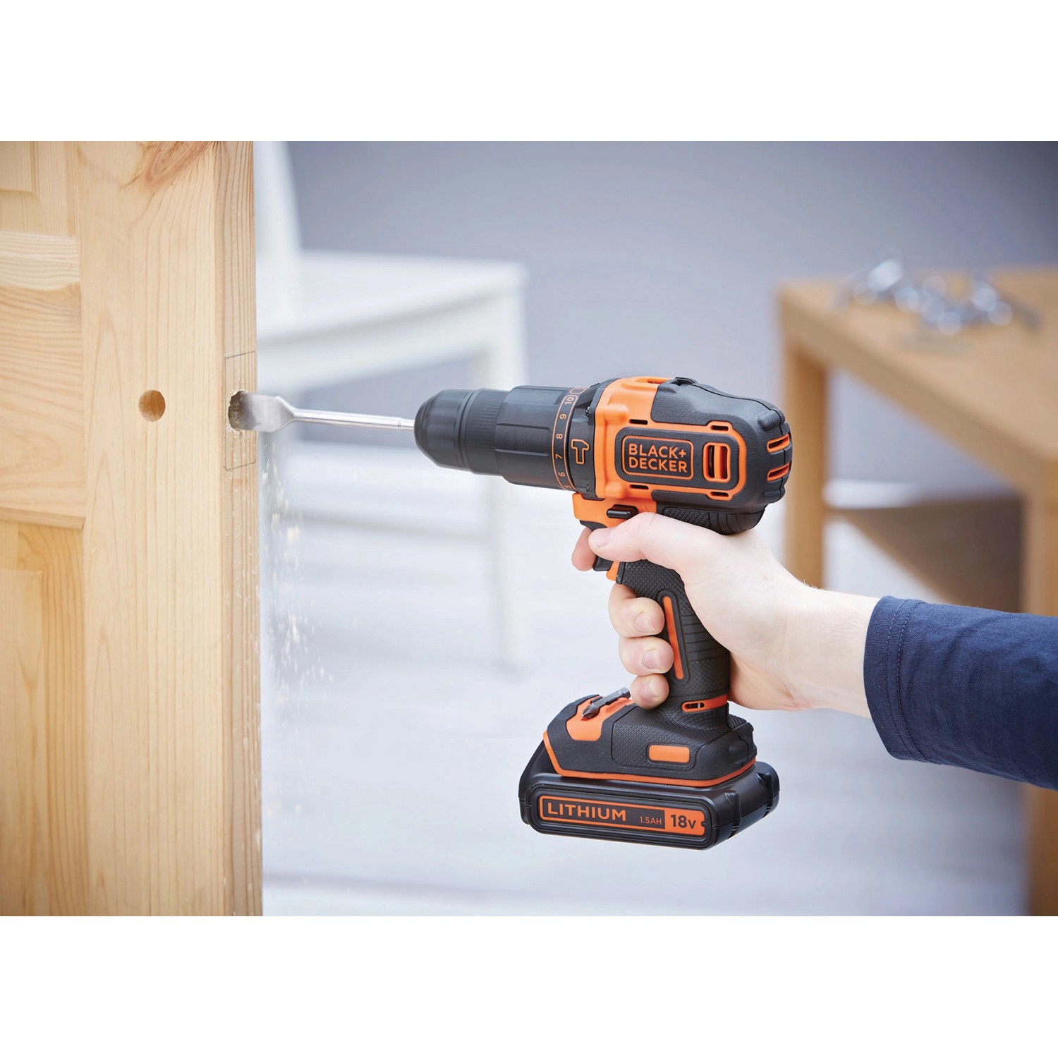 Black+Decker Akku-Schlagbohrschrauber BDCHD18KB beim Bohren in Holz.