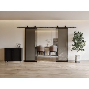 Doppelte Schiebetür Linci Schwarz mit rauchfarbenem Sicherheitsglas und schwarzem Industrial-Laufschienensystem im modernen Raum.