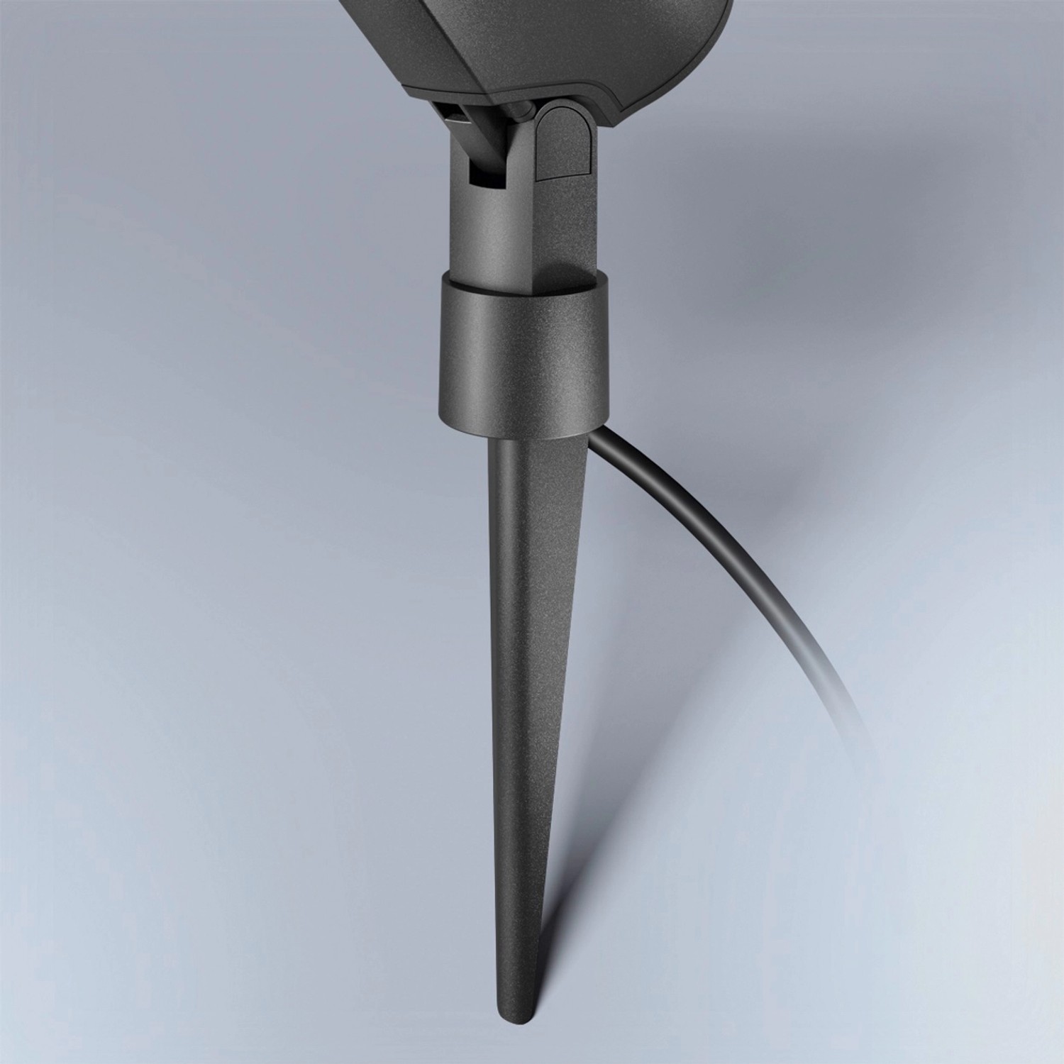 Detailaufnahme Steinel LED-Strahler Spot Garden N Anthrazit mit Erdspieß und Kabel.