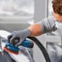 Bosch Professional GEX 12V-125 Akku-Exzenterschleifer im Einsatz beim Schleifen eines Werkstücks.