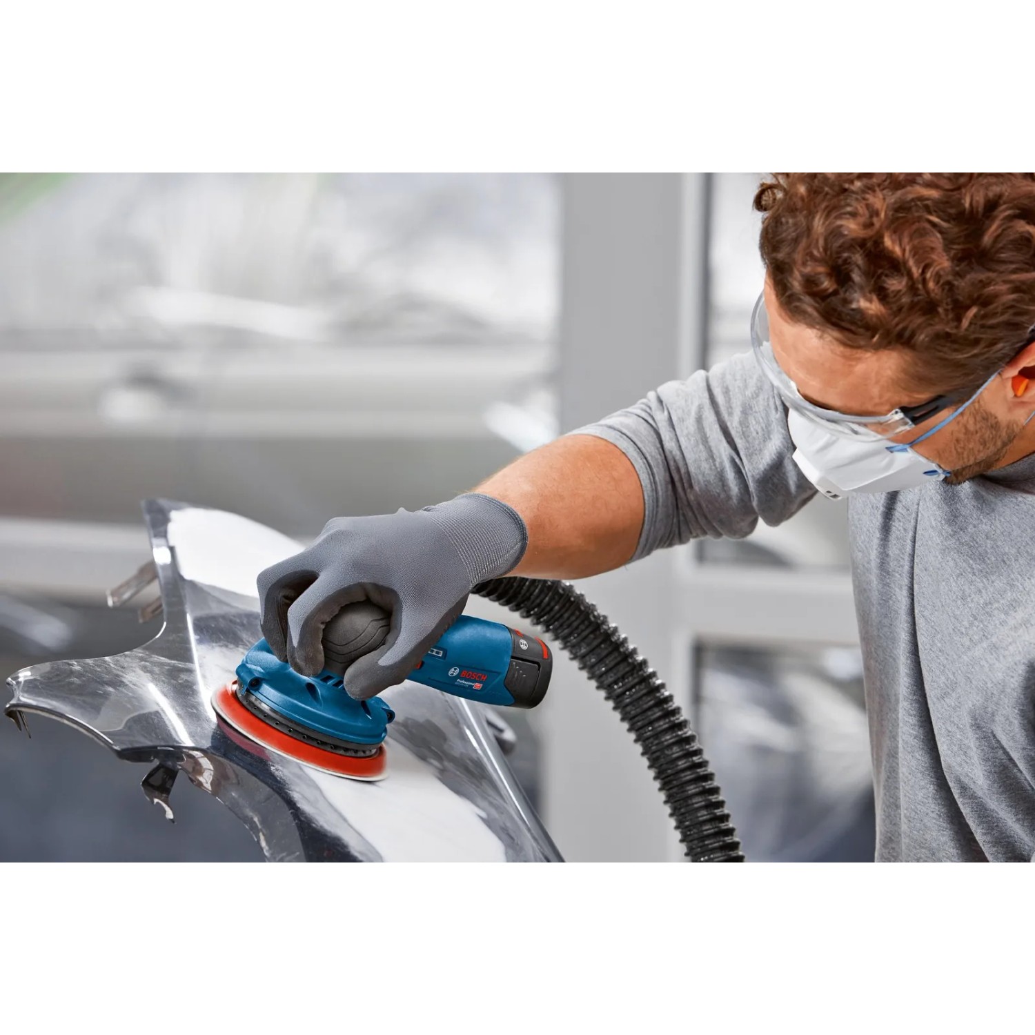 Bosch Professional GEX 12V-125 Akku-Exzenterschleifer im Einsatz beim Schleifen eines Werkstücks.