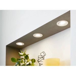 Drei weiße Eglo LED-Einbauspots Sartiano, 6 cm x Ø 9 cm, in einer Nische.