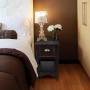 Dunkler Beistelltisch Walnuss mit Schublade und Ablage. Kompaktes Möbelstück für Schlafzimmer oder Wohnzimmer.