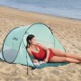 Pavillo Pop-Up Strandmuschel Beach Quick 2 Tent mit Frau am Strand.