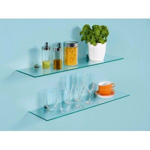 Zwei klare, eckige Glasböden Villar (80x20 cm) an einer blauen Wand, dekoriert mit Gläsern und Küchenutensilien.