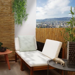 Urfence Schilf Sichtschutz 100x300 cm in Braun auf einem Balkon, bietet natürlichen Wind- und Blickschutz.