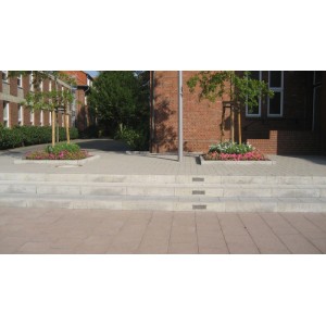 Graue Diephaus Blockstufen als robuste Außentreppe mit glatter Oberfläche und Fase. Ideal für Garten & Eingang.