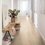 Heller Flur mit Egger Laminatboden EL2092 NatureSense Ortega Eiche Natur im Kingsize Format.