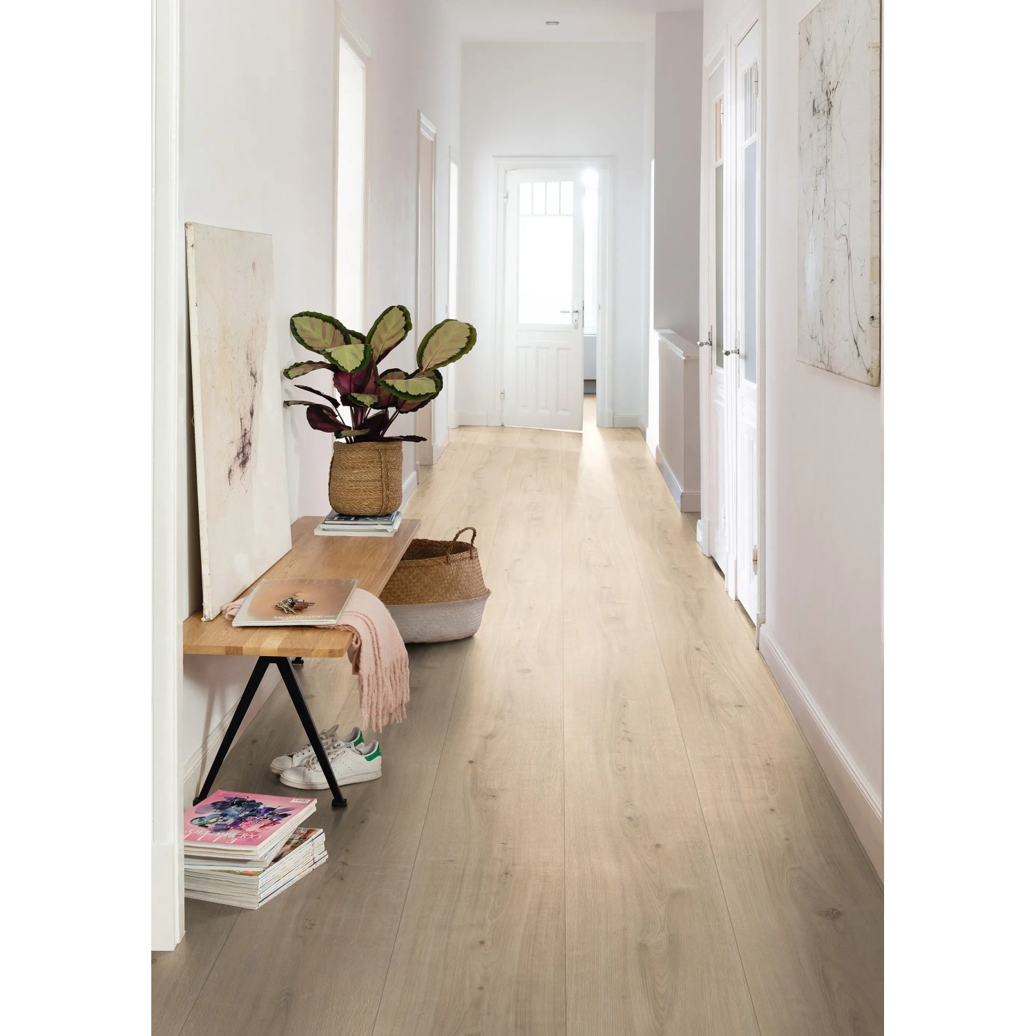 Heller Flur mit Egger Laminatboden EL2092 NatureSense Ortega Eiche Natur im Kingsize Format.