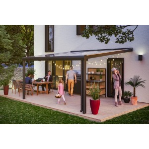 Anthrazitfarbene Terrassenüberdachung Genua aus Aluminium mit Polycarbonat-Doppelstegplatten.
