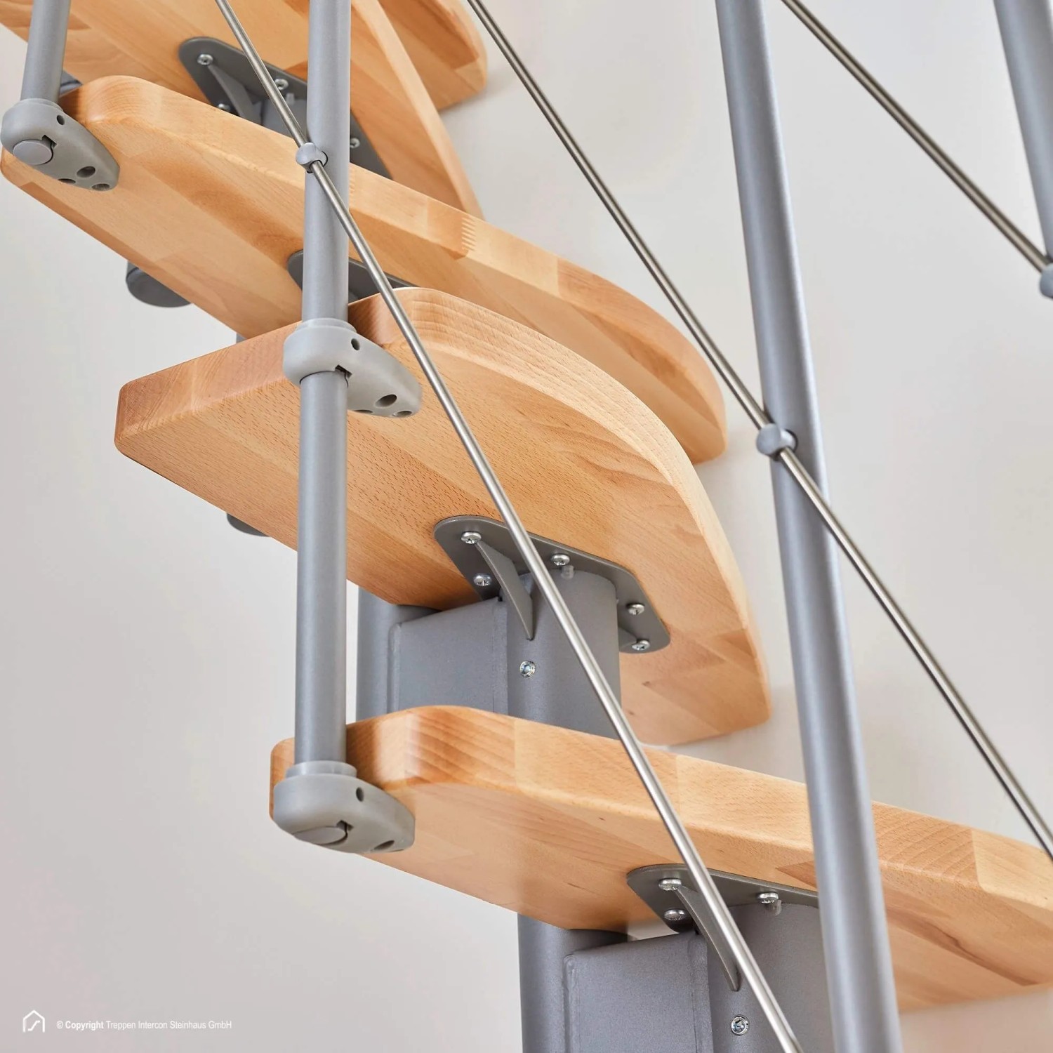 Treppen Intercon Raumspartreppe Alpha: helle Buchenholzstufen, silbernes Metallgestell. Moderne Mittelholmtreppe für Innen.