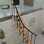 Minka Raumspartreppe Monte Carlo Buche-Schwarz, elegante Innentreppe mit Holzstufen und Metallgeländer.