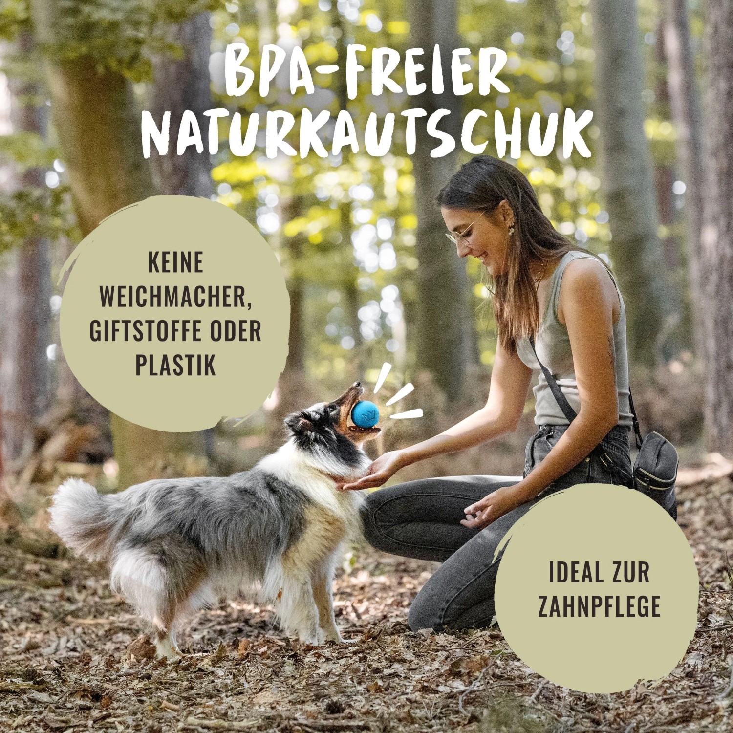 Frau spielt mit Hund und blauem Rudelkönig Hundeball aus Naturkautschuk im Wald.