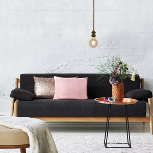 Näve Pendelleuchte Ontario mit Hanfseil und Metallbaldachin über Sofa.