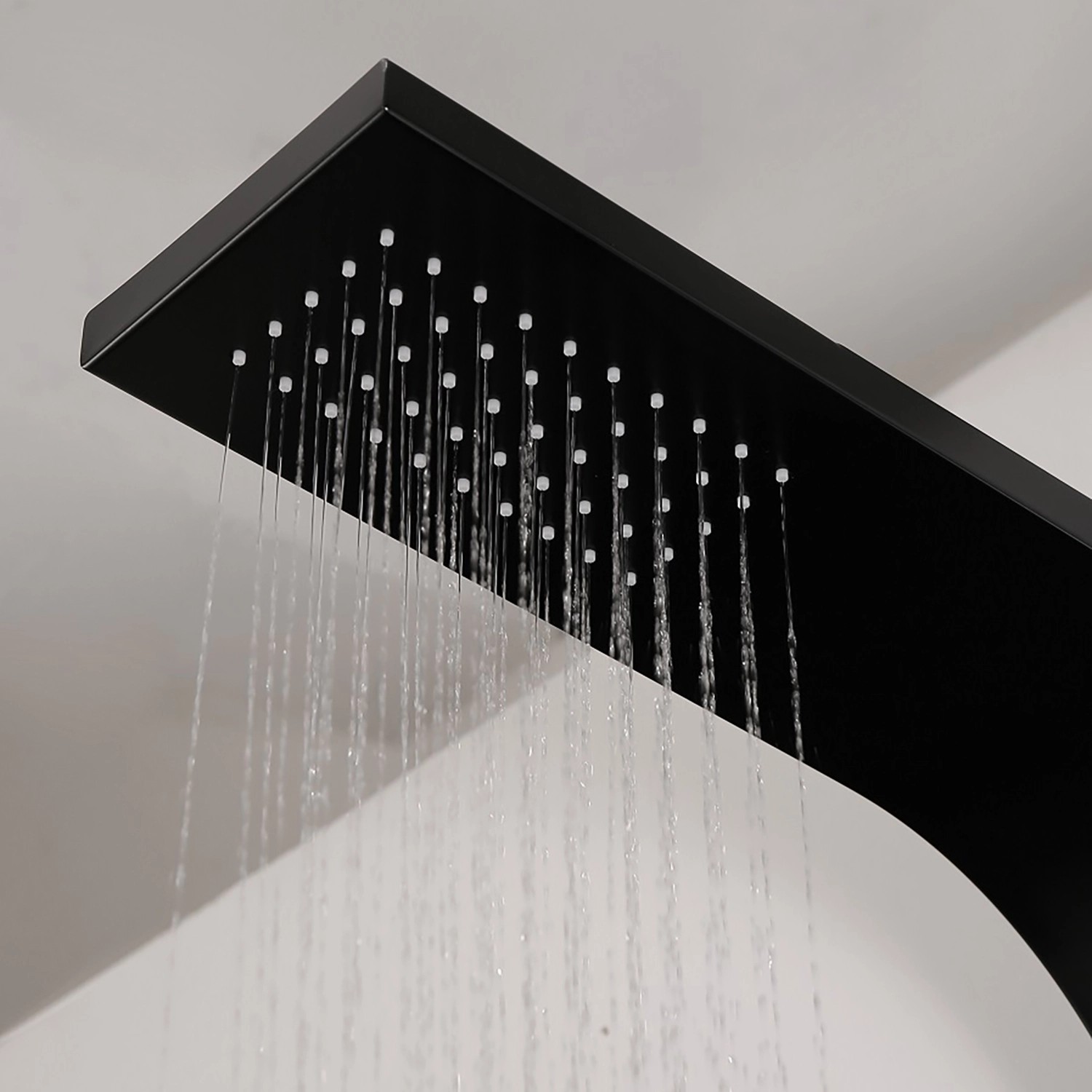 Detailaufnahme des Duschsystems Venice in Mattschwarz mit laufendem Wasser.