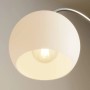 Moderne Bogenlampe Cynthia von Lindby mit Glasschirm und alufarbenem Gestell für Wohnzimmer.