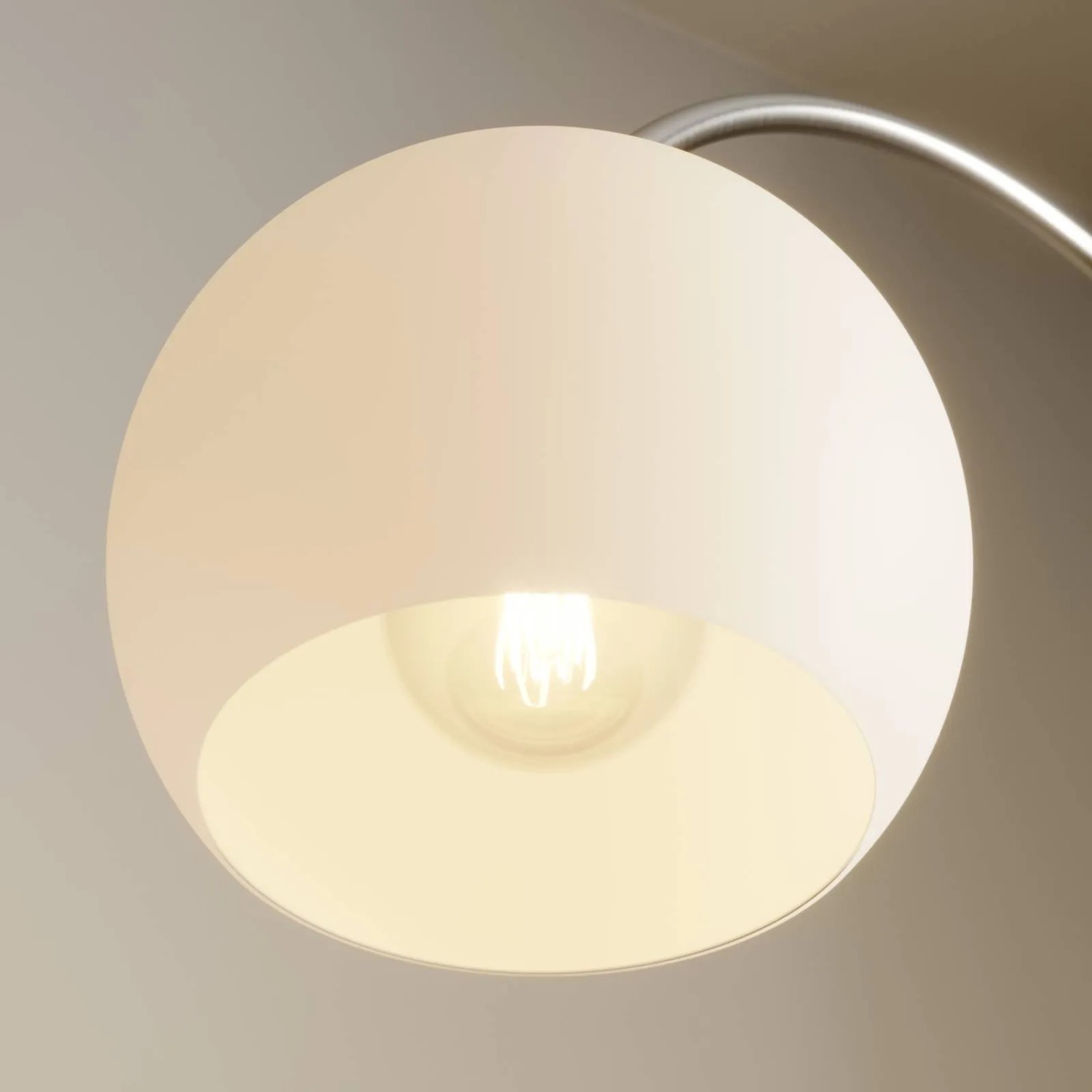 Moderne Bogenlampe Cynthia von Lindby mit Glasschirm und alufarbenem Gestell für Wohnzimmer.