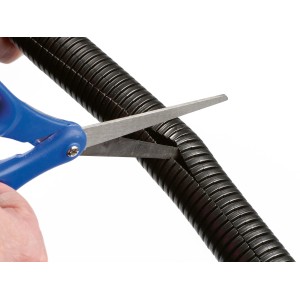 Zuschneiden des schwarzen D-Line Kabelschlauchs (Ø 25mm) mit einer Schere.