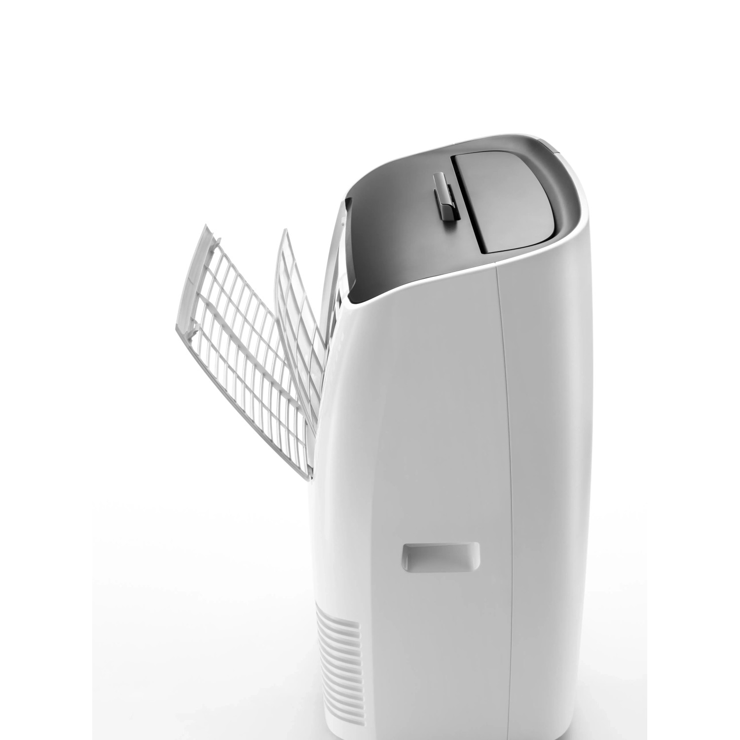 Mobiles DeLonghi Klimagerät PAC EX100 Silent in Weiß mit geöffnetem Filtergitter.