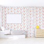 Kinderzimmer mit orangefarbener Vliestapete mit Luftschiff-Motiv.