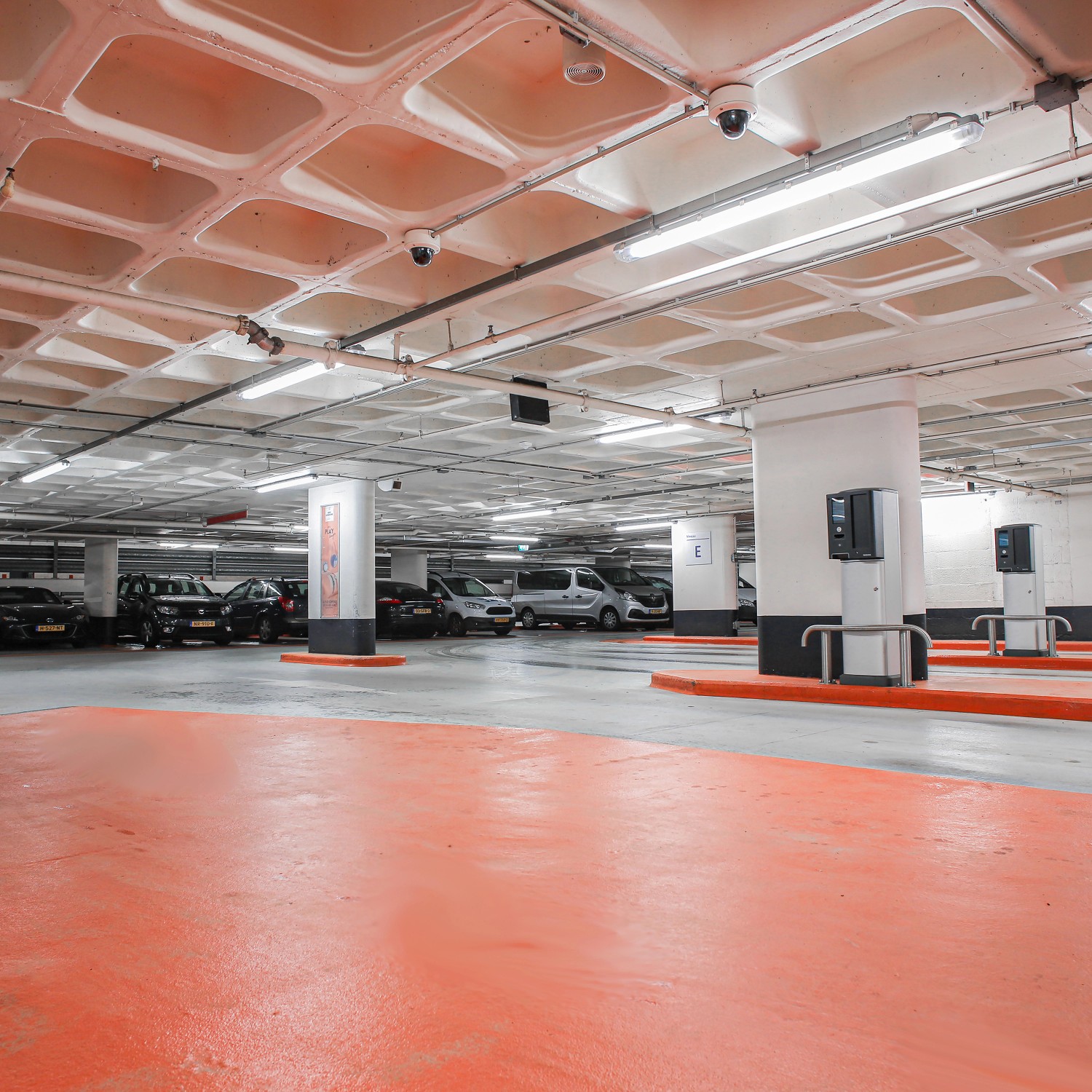 Aufnahme einer Tiefgarage mit Osram Leuchtstofflampe G5 an der Decke.