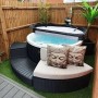 Braune Canadian Spa Stufe für runde Whirlpools, passend für Ø 183-213 cm, aus wetterfestem Rattan.