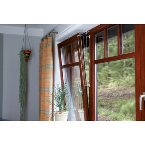 Trixie Katzen-Schutzgitter, Seitenteil, weiß, am Fenster montiert. Schutz vor Einklemmen.