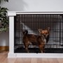 Weiße Hundebox Indoor mit Tischoberfläche und kleinem Hund darin. Praktischer Hundezwinger als Beistelltisch.