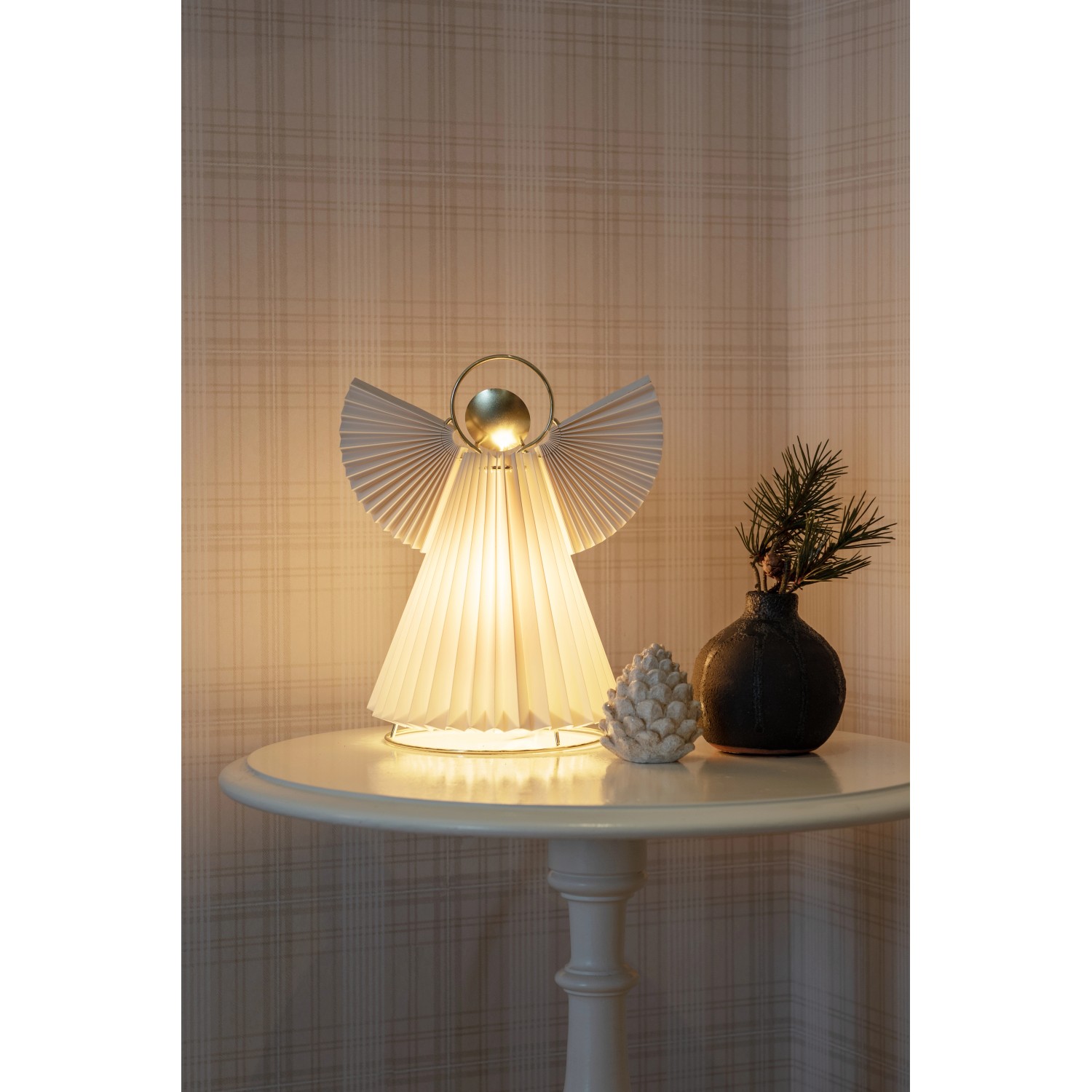 Leuchtender Konstsmide Papierengel Mini als festliche Weihnachtsfigur für den Innenbereich.