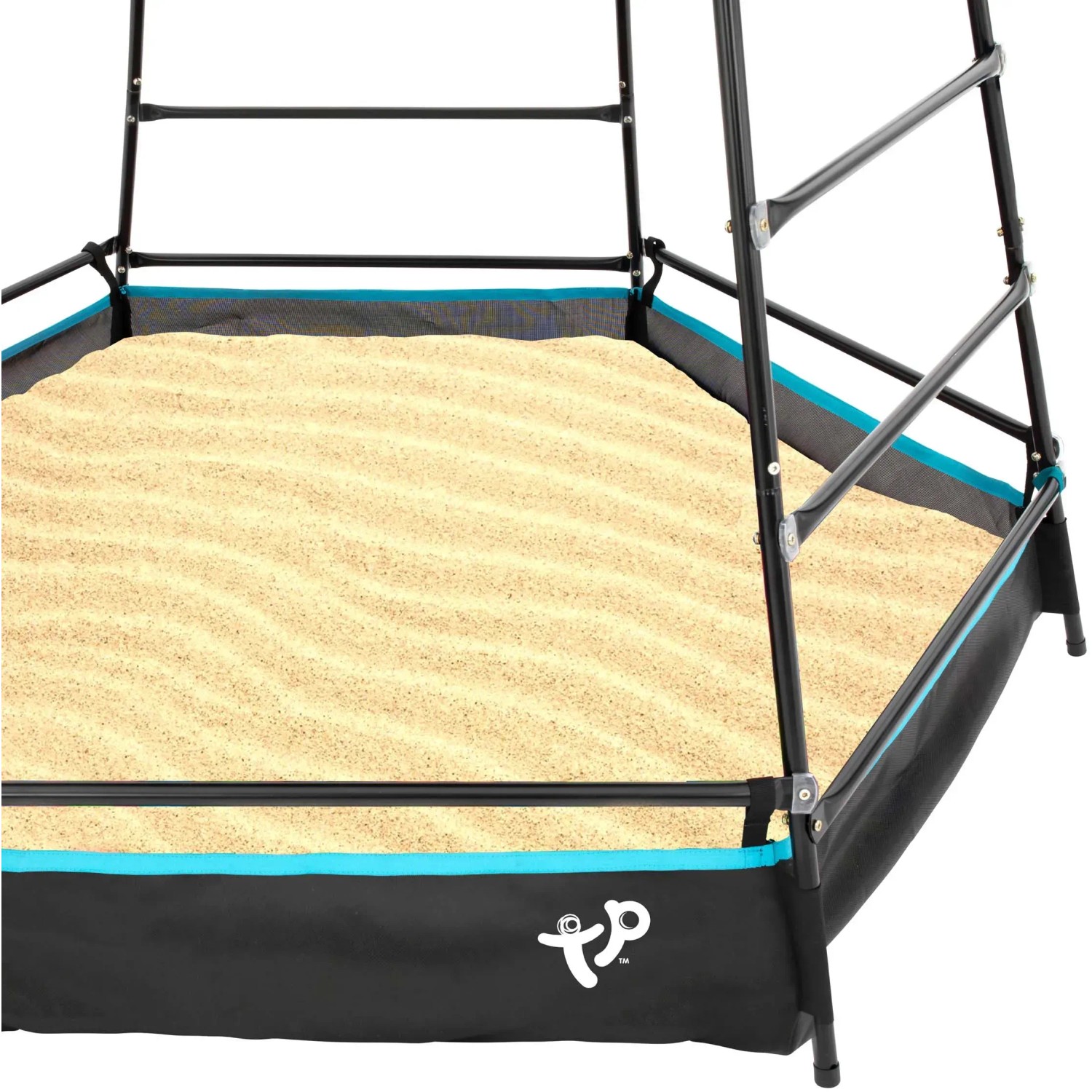 Detailansicht Sandkasten des TP Toys Klettergerüst Explorer, schwarz mit Stahlrahmen und Sand.