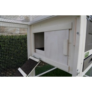 Detailansicht des Kleintierstalls Freetime Luke in Weiß-Grau mit Rampe und Schiebetür zum Ruhebereich.