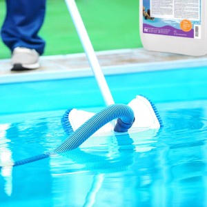 Höfer Chemie Pool Bodensauger Deluxe im Einsatz zur Reinigung eines Pools.