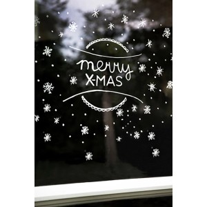 Fensterdekoration mit Edding Kreidemarker E-4090 Weiß: "Merry X-Mas" und Schneeflocken.