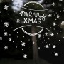 Fensterdekoration mit Edding Kreidemarker E-4090 Weiß: "Merry X-Mas" und Schneeflocken.