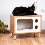 Katzenhöhle im TV-Design mit Katze, Spielbällen und Kratzfläche. Holz Braun-Weiß.