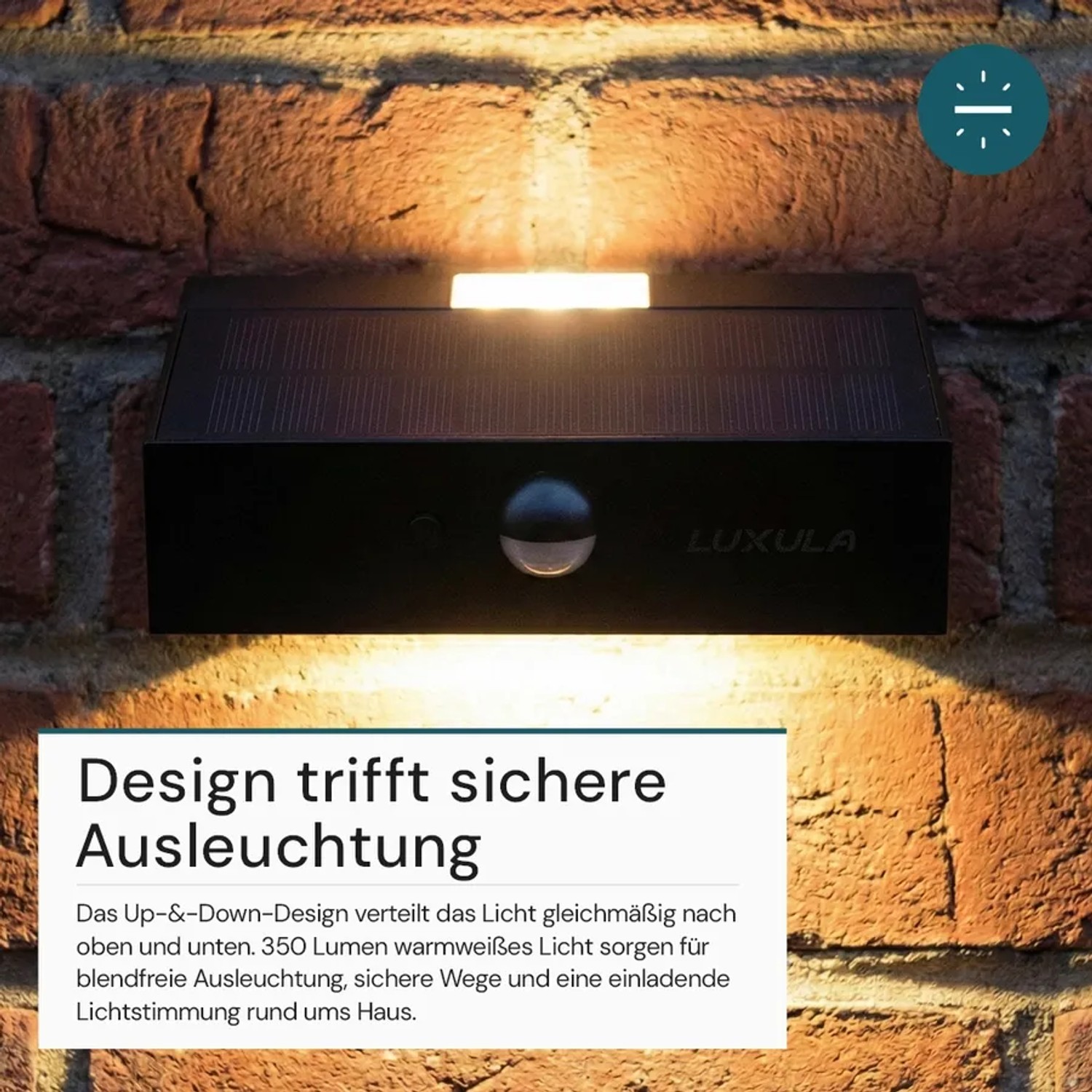 Schwarze LUXULA Solar Wandleuchte mit Bewegungsmelder an einer Backsteinwand. Warmweißes Licht scheint nach oben und unten.