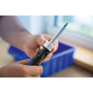 Flexibler LUX Ratschenbit-Schraubendreher in Anwendung, verschiedene Winkel einstellbar.