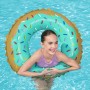 Bestway Schwimmring Sweet Donut Ø 77 cm im Wasser mit jungem Mädchen.
