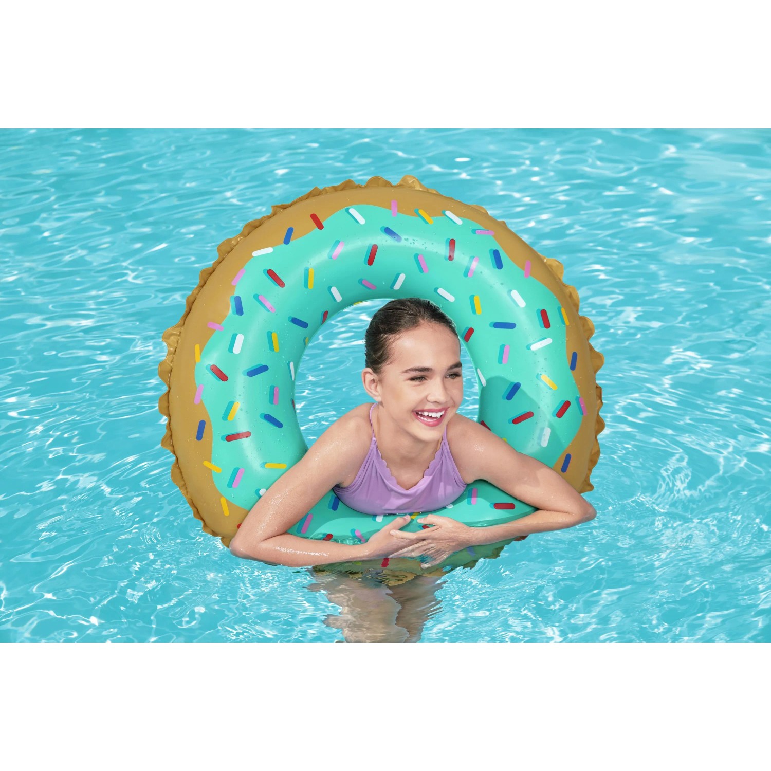 Bestway Schwimmring Sweet Donut Ø 77 cm im Wasser mit jungem Mädchen.