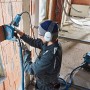 Bosch GDE 230 FC-S Staubabsaugung für Winkelschleifer im Einsatz an einer Ziegelwand.